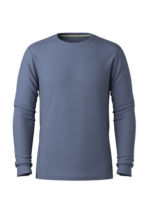 Camisa de manga larga en tela azul pizarra con una textura suave. Presenta un cuello redondo y detalles de costura sutiles en las mangas.
