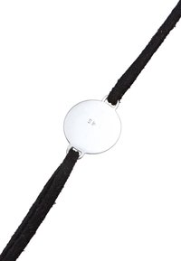 Zwarte suède cord bracelet met een ronde zilveren hanger, featuring een gepolijste afwerking en gegraveerde markeringen aan één kant.