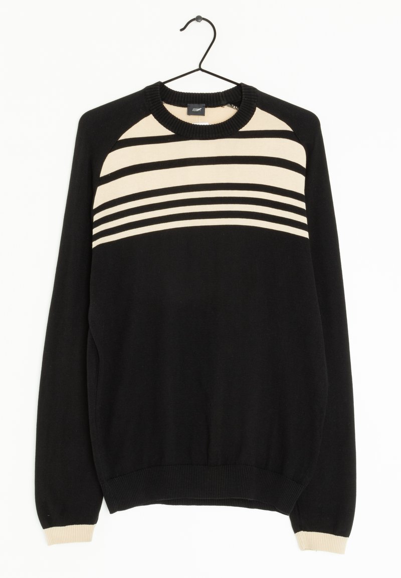 Schwarzer Pullover auf einem Kleiderbügel mit einem cremefarbenen gestreiften Design über der Brust, geripptem Ausschnitt und Bündchen sowie einer weichen Textur.