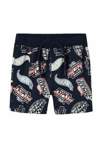 Shorts blu navy con una varietà di adesivi e loghi colorati. Vita elastica con cordino, realizzati in tessuto leggero.