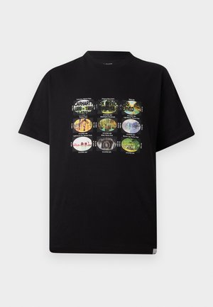 T-shirt noir avec neuf impressions photo rectangulaires vintage et texte faisant référence à Carhartt, des lieux emblématiques et des parcs au centre devant.