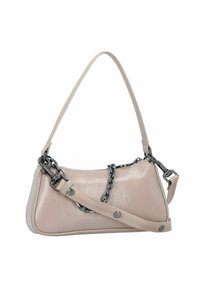 Borsa a mano in pelle rosa con finitura lucida, catena e manici in tessuto, forma curva e dettagli in hardware color argento.