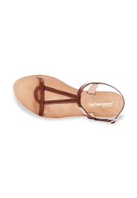 Sandale en cuir marron avec un design à bout ouvert et plat ; bride de cheville ajustable ; accents cousus sur une semelle intérieure beige lisse ; intérieur marqué.