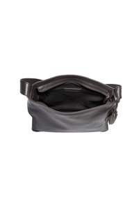 Otwarte, ciemne skórzane torby z widoczną przestrzenią wewnętrzną, z zamkniętą kieszenią na zamek i teksturowanym paskiem. Torba ma swobodny, elegancki styl.