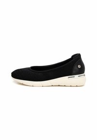 Zapato negro tipo slip-on con parte superior de punto texturizado, suela acolchada y un brillante acento plateado en el talón. Diseño ligero y flexible.