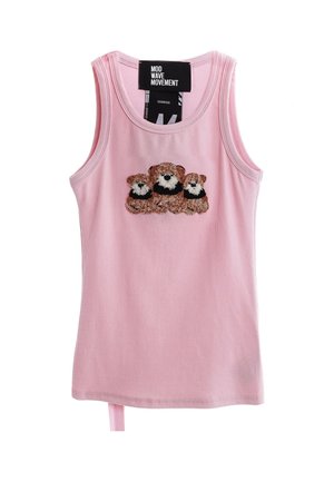 Top sin mangas rosa acanalado con tres osos de peluche texturizados bordados en el centro y una etiqueta negra en el cuello.