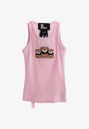 Top sin mangas rosa acanalado con tres osos de peluche texturizados bordados en el centro y una etiqueta negra en el cuello.