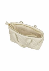 Sac à main matelassé crème avec des poignées doubles, fermeture éclair sur le dessus et doublure de poche intérieure visible.