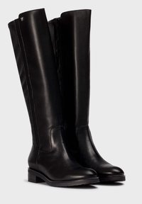 Bottes noires en cuir montantes avec une finition texturée, bout rond, petit talon carré et détail de fermeture éclair sur le côté.