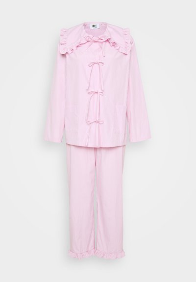 Rózsaszín csíkos pizsama szett fodros nyakkivágással és mandzsettával, hosszú ujjakkal, elején megkötővel és két zsebbel a felső részen. Puha szövettextúra.