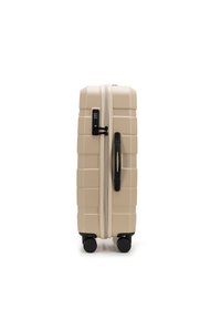Valigia rigida beige con superficie texturizzata, manico e lucchetto neri, e quattro ruote per la mobilità. Progettata con una forma rettangolare.
