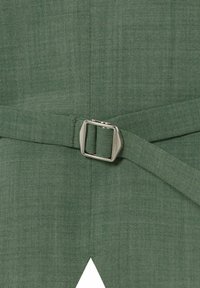 Grüner Stoff mit einer strukturierten Oberfläche, ausgestattet mit einer metallischen Schnalle und einem flachen, schrägen Gürtel. Einfache, klare Linien ergänzen das Gesamtdesign.