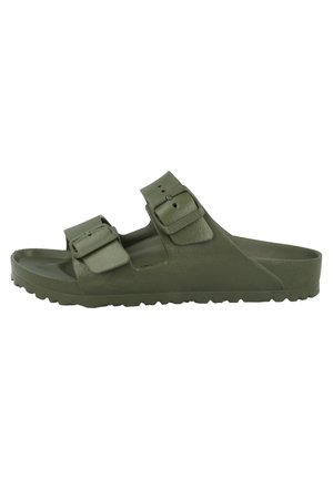 Sandale slip-on vert olive avec deux brides réglables à boucle et une semelle texturée pour l'adhérence.