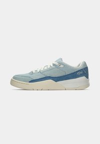 Baskets en denim bleu clair avec des accents bleu plus foncé. Tige texturée, bout rond, semelle en caoutchouc et lacets blancs. Design minimaliste.