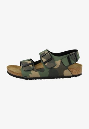 Grøn og beige camouflage sandal med korksål, sorte justerbare spænder og sort sål, set fra siden.