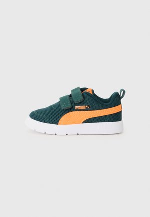 Grüne Netzsneaker mit weißer Gummisohle, orangefarbenen Akzenten und doppelten Klettverschlüssen. Mit dem Puma-Logo an der Seite.