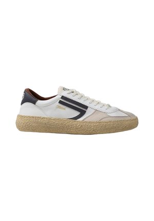 Sneaker bianca low-top con suola beige testurizzata, strisce laterali nere e beige, lacci bianchi e fodera interna marrone.