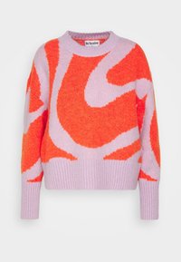 Pull en maille avec un motif abstrait de tourbillons orange et lavande, encolure ronde, ourlet et poignets côtelés. Tissu doux et texturé.