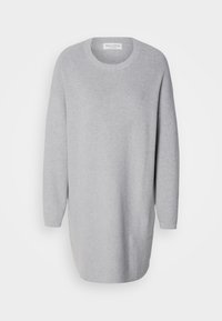 Robe-pull tricotée gris clair à manches longues, col rond, poignets côtelés et étiquette à l'intérieur du col.