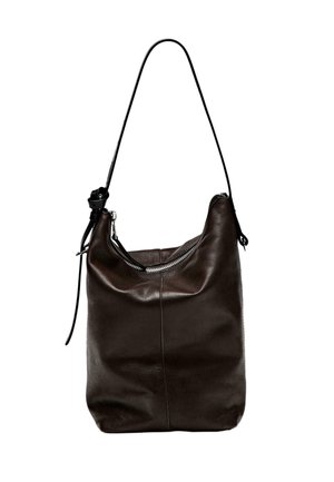 Sac en cuir brun foncé avec une bandoulière réglable et un zip en argent visible en haut.