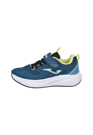 Zapatilla deportiva azul y amarilla con suela blanca, cordones negros y una correa de velcro sobre fondo blanco.
