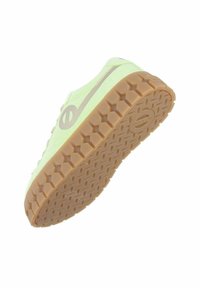Sneaker verde chiaro con suola in gomma testurizzata, caratterizzata da un motivo esagonale e un'accento logo laterale in argento. Il design è a profilo basso.