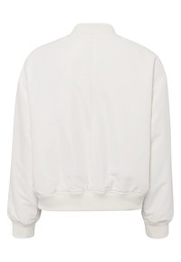 Veste bomber blanche en tissu lisse, avec des poignets et un ourlet élastiques, un col arrondi et un design simple et épuré au dos.