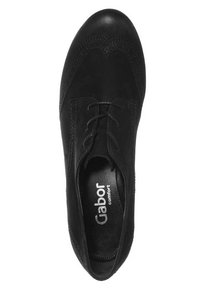 Chaussure habillée noire à lacets pour homme avec des détails brogues et l'inscription « Gabor comfort » sur la semelle intérieure, vue de dessus sur un fond blanc.
