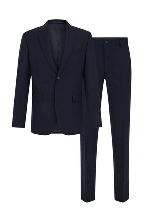 Vīriešu uzvalks tumši zilā krāsā ar vienas pogas žaketu ar atloku kabatām un atbilstošas plānas piegriezuma bikses.