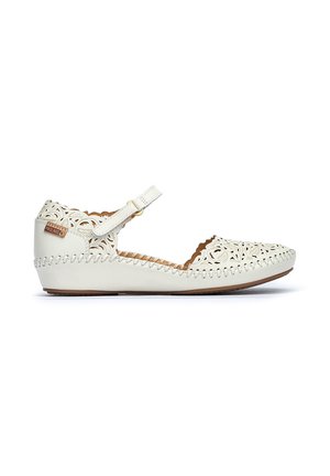Zapato de cuero blanco con diseño floral recortado, correa ajustable, tacón bajo y costura decorativa a lo largo del borde.
