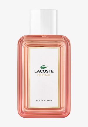 Lacoste Original eau de parfum in een rechthoekig glazen flesje met een roze tint, witte dop, wit etiket en groen krokodillenlogo.