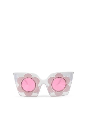 Des lunettes de soleil œil de chat avec des montures transparentes, des accents en forme de fleurs roses entourant des verres ronds roses, ornées de strass.