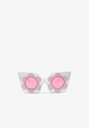 Cateye-zonnebrillen met transparante monturen, omringd door roze bloemvormige accenten rond ronde roze lenzen, versierd met rhinestones.