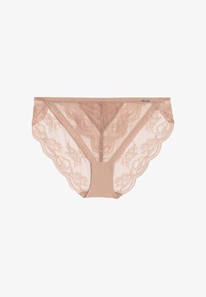 Culotte en dentelle dans une teinte nude douce, avec des bords festonnés, des détails en dentelle florale et une ceinture en tissu lisse.