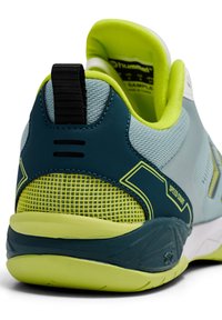 Blauer und türkisfarbener Sportschuh mit einer strukturierten Mesh-Innenseite, leuchtend gelben Akzenten und einer verstärkten Fersenschlaufe für zusätzlichen Halt.