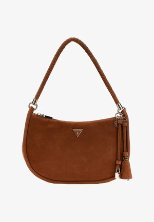 Sac à bandoulière en daim marron avec poignée enveloppée, ferrures dorées, détails à pompons et petit logo triangulaire Guess sur le devant.
