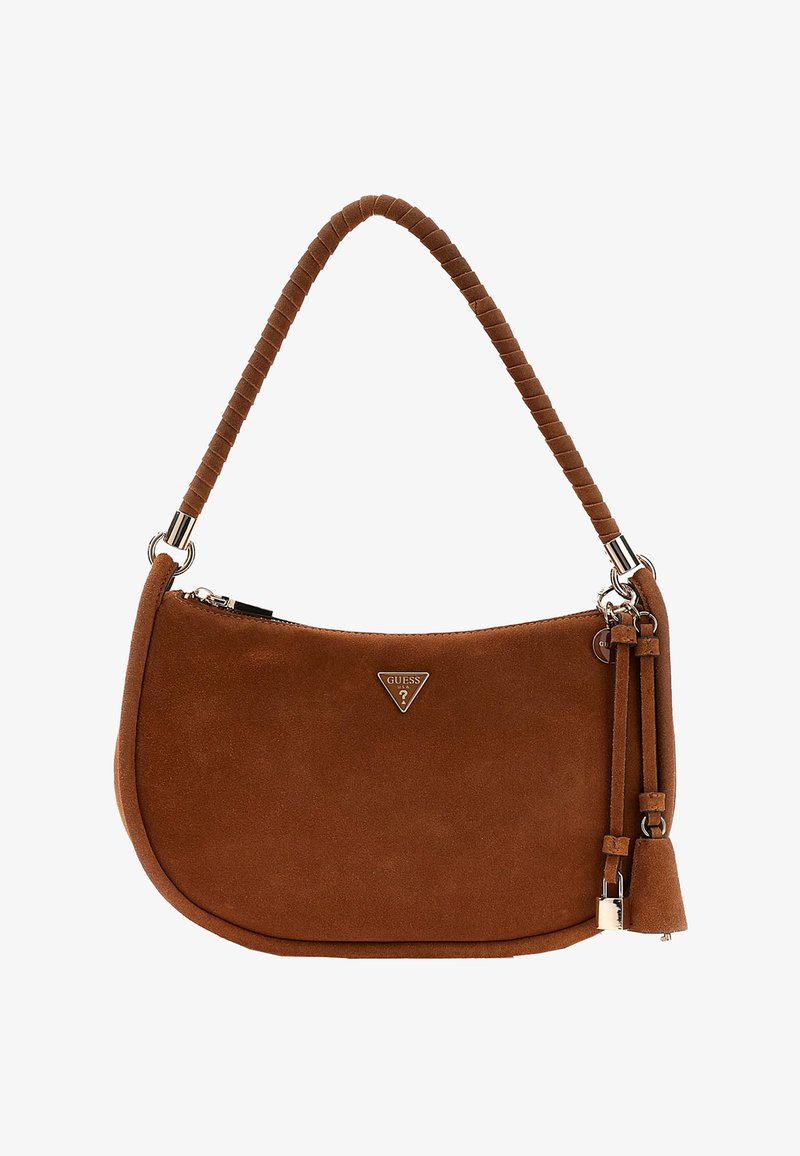 Sac à bandoulière en daim marron avec poignée enveloppée, ferrures dorées, détails à pompons et petit logo triangulaire Guess sur le devant.