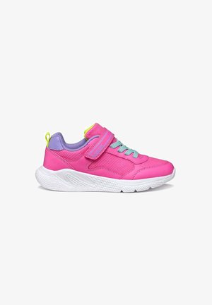 Scarpa da ginnastica rosa con tomaia in mesh e materiali sintetici. Presenta accenti lilla chiaro e neon, una chiusura in velcro e una suola esterna bianca testurizzata.