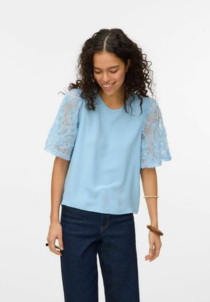 VMNINA - T-shirts med print - airy blue