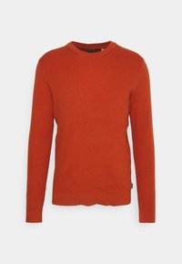 Pull orange à manches longues et col rond avec une texture côtelée sur un fond blanc.