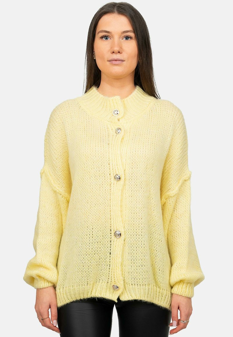 Cardigan en tricot jaune à col rond, avant boutonné avec cinq boutons métalliques et manches amples, affichant une finition douce et texturée.