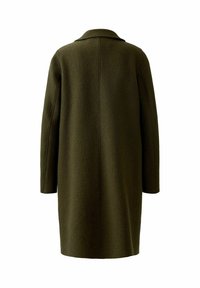 Manteau en laine vert olive avec une silhouette structurée, des manches longues et un col cranté. Texture lisse et design épuré, sans fermetures visibles.
