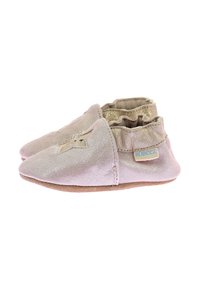 Chaussons pour bébé en suède rose doux avec un détail étoile dorée, une cheville élastique et une semelle texturée ; étiquette de marque sur le côté.