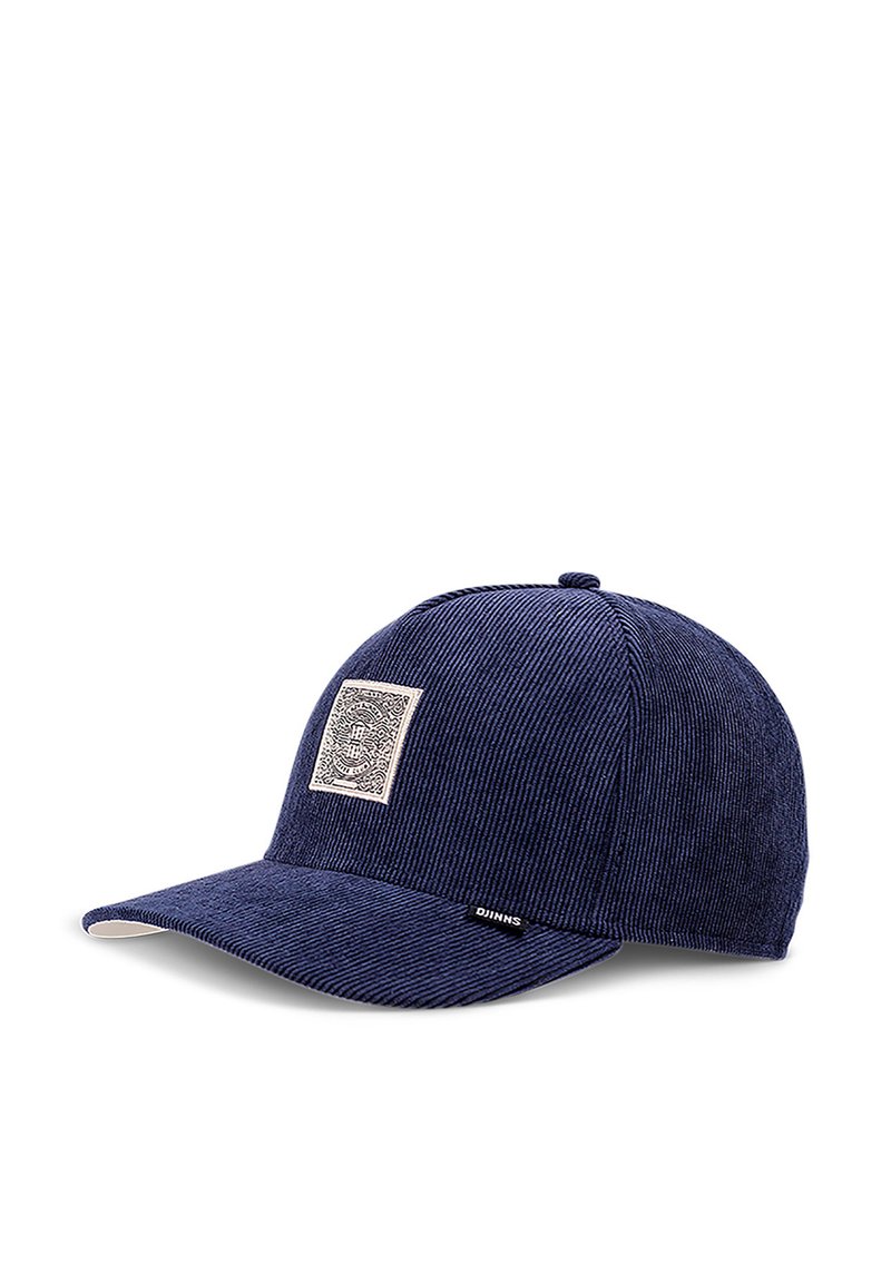 Gorra de corduroy navy con una superficie texturizada, un parche con el logo en la parte frontal y un ala curva. Marca sutil en el lado.