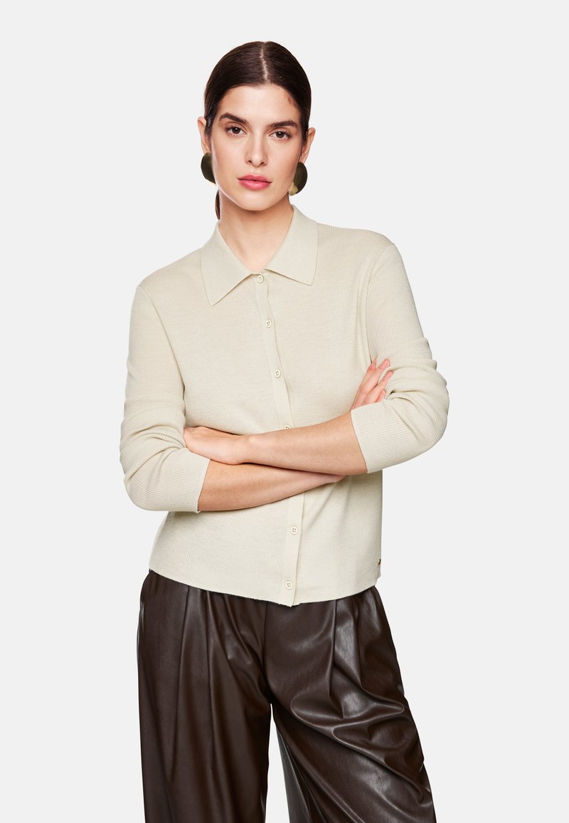 Cremefarbener, gerippter Strickcardigan mit Kragen, Knopfleiste, Dreiviertelärmeln und lässiger Passform.