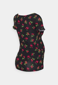 Top preto justo com mangas curtas com babados, apresentando um padrão floral vermelho e verde. Textura suave, forma contornada e decote redondo.