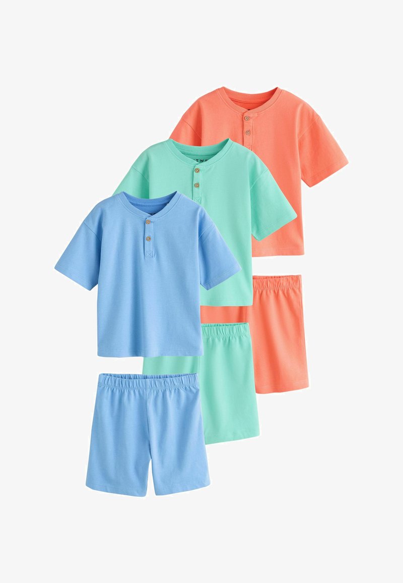 Trois ensembles de chemises henley à manches courtes avec deux boutons et shorts à taille élastique assortis en bleu, vert menthe, et corail.