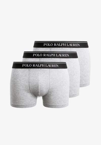 Drie paar grijze katoenen boxershorts met een zwarte elastische band met witte "POLO RALPH LAUREN" branding. Soepele textuur.