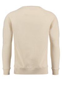Sudadera beis de manga larga, con cuello redondo y tejido texturizado. Presenta puños y dobladillo de canalé, con un bolsillo de parche en la manga izquierda.