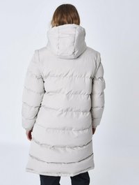 Lys grå, pufjakke med hætte, der har horisontal quiltning og en mellemlang pasform. Glat tekstur med diskret branding på ryggen.